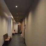 すしやのたい悟 - ビル入口から見る店の入口