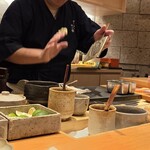 すしやのたい悟 - 本山葵をする大将