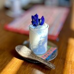 カフェモン - ココナッツゼリー（¥300税込）
      ココナッツミルクの白にアンチャン（バタフライピー）の青がマーブル模様になっていて、上にはアンチャンの花弁が添えられています♪