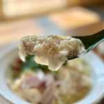 カフェモン - 海老ワンタン、この餡がウマい！！
      その具は、海老、鶏ミンチ、白胡椒、ナムプラー、パクチーの根。海老はむき身が1匹ゴロッと入ってます♡