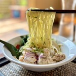 カフェモン - バミーはモチモチツルシコの緩く縮れた多加水麺、それに絡むタレがウマいのよ！(*´ω`*)