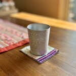 カフェモン - お冷はタイのアルミカップで♪
      熱伝導率がいいからすごく冷たく感じる！