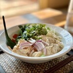 カフェモン - ギヨウクン（大盛り、汁なし、サラダなし¥1,100税込）
                                大きな花柄の白い丼には、海老ワンタン、蒸し鶏、パクチー、小松菜、もやし、赤玉ねぎ、フライドオニオン、カットレモンです♪