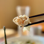 カフェモン - 鶏ミンチがジュワッときて〜、からの〜プリプリの海老の食感♪(*´ω`*)  そしてナムプラーにパクチーの根。この組み合わせが最強なのよ♪