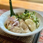 カフェモン - ギヨウクン、別角度(^^)
      大きな海老ワンタンがふたつにお姉さんの畑で採れたレモン、パクチーたっぷり♪