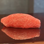 鮨けんすけ - 【看板握り】50の包丁を入れた「とろける大トロ」