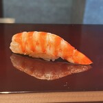 鮨けんすけ - 【看板握り】特製海老味噌を忍ばせミディアムレアに仕上げた車海老