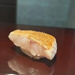 鮨けんすけ - 【看板握り】肉厚に切り付けされた、のどぐろ昆布〆炙り