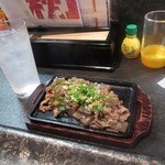 こしん - バルメニューは牛あごすじ炒め。呑み物は酎ハイ選択。