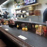 こしん - 奥に長～いカウンター。