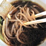 つけ汁うどん あくつ - 「合い盛りうどん・ピリ辛肉汁」の大麦うどん