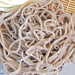 つけ汁うどん あくつ - 「合い盛りうどん・ピリ辛肉汁（大盛り）」の大麦うどん