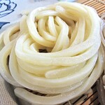 つけ汁うどん あくつ - 「合い盛りうどん・ピリ辛肉汁（大盛り）」の うどん
