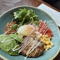 ジンジャーズビーチ - アボカドロコモコ　税込1,900円
