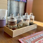 カフェモン - 卓上のクルワンプルーン（タイの4種調味料セット）からプリックポン（とうがらし粉）をかけます♪