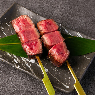 柔らかい霜降り牛たんを使用した厚切り牛タン串は当店おすすめ！