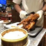 民福北京烤鴨店 中華街店 - 熟練職人が黙々とカットしてくれる。