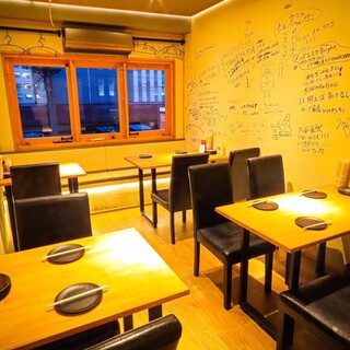 2階はゆっくりワイワイ出来るテーブル席です。貸し切りも可能！