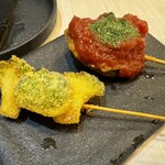 酒場 此処に来れば 天満本店 - 串カツ「ブロッコリー」と「茄子アラビアータソースがけ」