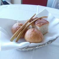 ベッラ・ヴィスタ - パン２人ふん　グリッシー二はカレー味　手前の丸いパンはドライトマト　奥のパンは定番の岩塩付
