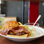The Caaap Burger - ●ベーコンチーズバーガー　2,020円