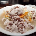 餃子とタンメン 天 - タンメン メンナシ500円、野菜増し（+130g）200円、肉増し（+60g）300円、以下内税表表記