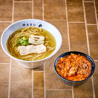 ランチは鶏そば、ミニ親子丼セットあり！