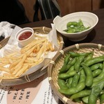 九州料理 さつま鶏屋 - 左.熊本こだわり塩で仕上げたフライドポテト　右.前菜盛り合わせの枝豆