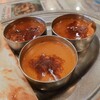 サムラート - 3種のカレーセット:左上左回りでマトン、イカと海老、チキン