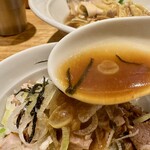長岡食堂 - お茶漬けごはんにラーメンスープをかけて完成