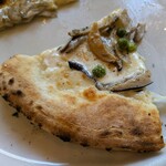 イル・パチョッコーネ・ディ・キャンティ - キノコとグリーンピース、クリームソースのピッツァ