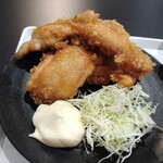 博多 一叶 - 唐揚げデカか～！ 上に乗っている長いのは繋がっていて1つです。