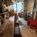 アゲダチ - カウンター、壁側テーブル2つに椅子を完備。
テーブルは2脚づつのみ。