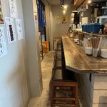 アゲダチ - カウンター全席に椅子を完備。