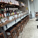 アゲダチ - カウンター全席に椅子を完備。(全19席)