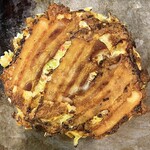 お好み焼き 城土井 - ソース前！豚肉カリカリ！最&高！