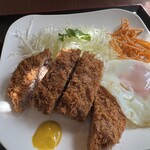 三好弥 - メンチカツと目玉焼き