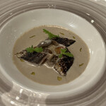 プレスキル - キノコのブイヨンとサンマのグリエ