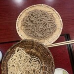 ゆき庵 - せいろを半分ほど食べたら二枚目の田舎蕎麦登場。タイミングよし！