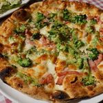 クッチーナ デル カンポ - ベーコンとブロッコリーのピザ