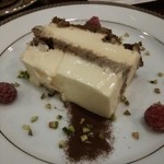 32171921 - 創業当時からあるチーズケーキ。