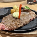 ステーキのどん - アメリカンビーフのサーロイン。レアで頼んだから仕方がないけれど、脂身がムラになって焼けていません。そのための焼き石だろうから自分で焼いたけれど。