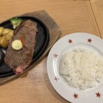 ステーキのどん - サーロインランチ(150グラム  税込1980円)  これにスープバーがつきます。ご飯はおかわり自由です。ポテト、フローズンブロッコリー付属。