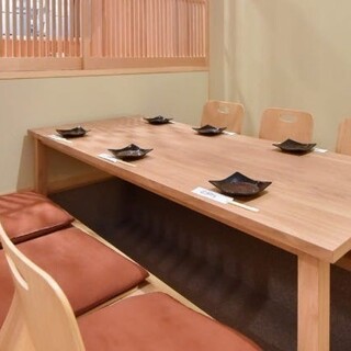 ゆったり寛げる人気の掘りごたつ席