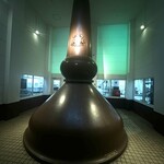 キリン富士御殿場蒸留所 - 今は使用されていないポットスチルを触ることができます。