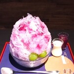 三日月氷菓店 - 氷の中の紫色は、巨峰を潰した粒で、氷を絡めて食べると、氷の口溶けの良さはいつも通り絶品～!! 巨峰の果実感、旨み、甘みが感じられ、めちゃめちゃ美味しい～!!( ^o^)ﾉ 