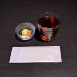 三日月氷菓店 - 最初に出てきた熱いお茶とお菓子〜!!( ^o^)ﾉ