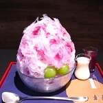 三日月氷菓店 - 見た目、薄くスライスされた白い氷の間から紫色(巨峰色)が見え、シャインマスカットが2個添えられているかき氷～!!( ^o^)ﾉ 