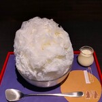 三日月氷菓店 - 中に入っている小豆が、粒の一つ一つから、ほどよい甘さと旨みが感じられ めちゃめちゃ美味しい～!!( ^o^)ﾉ