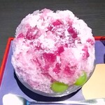 三日月氷菓店 - 巨峰の味わい、旨みに、ミルクの旨み、甘みがしっかり味わえ、シンプルながらも、めちゃめちゃ美味しいかき氷～!!( ^o^)ﾉ